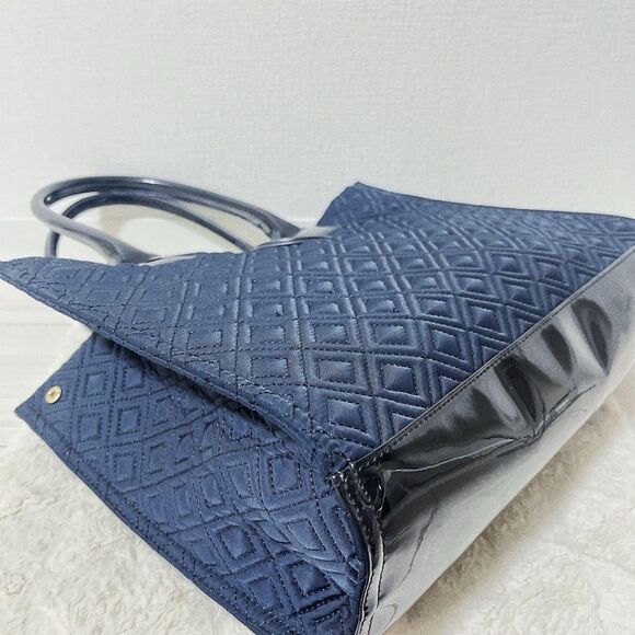 Tory Burch 
Ella 
Quilted Shoulder Bag - Picture 9 of 14